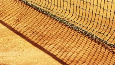 Tenis alan sığ derinliği ile net.