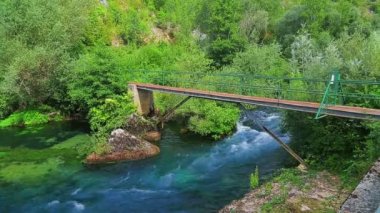Yaya köprüsü üzerinde nehir Krka
