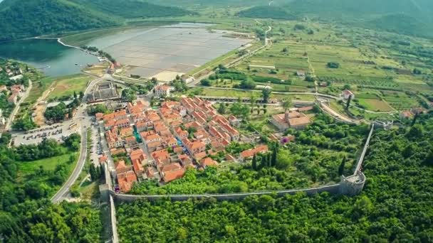 Ston op het schiereiland Peljesac, vanuit de lucht — Stockvideo