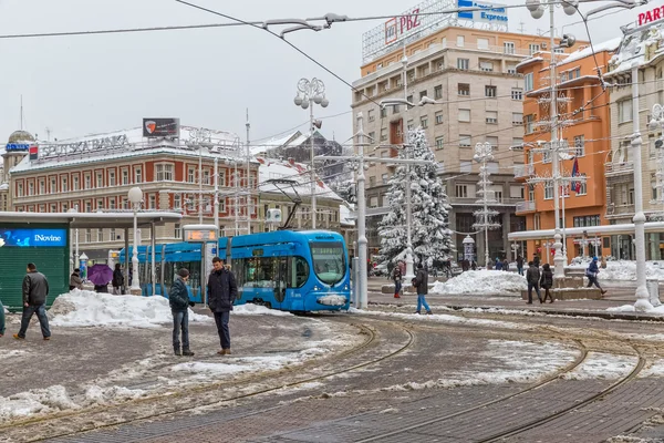 Zagabria stazione del tram innevata — Foto Stock