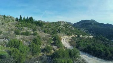 Pre-Romanesk kilise kalıntıları üzerinde uçmak
