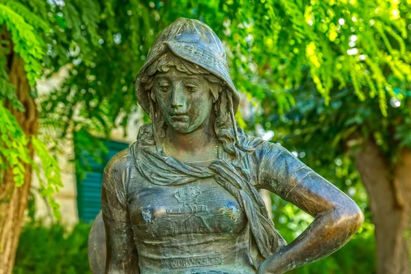 Статуя дівчини — стокове фото