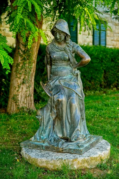 Girl statue — Stock Photo, Image