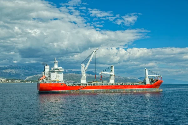 Большой тяжёлый корабль — стоковое фото
