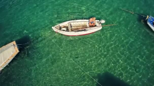 Luftaufnahme eines Fischerbootes in der mali ston bay — Stockvideo