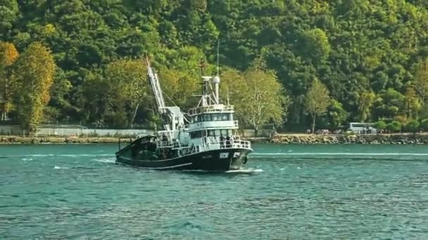 Fischerboot segelt am Bosporus — Stockvideo