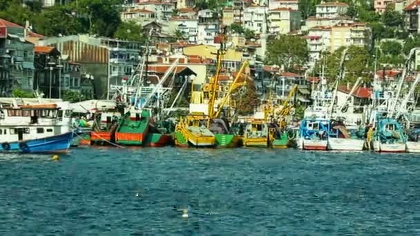 Barcos de pesca amarrados en Sariyer — Vídeo de stock