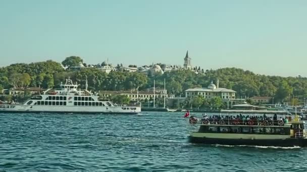 Barcos turísticos em Istambul — Vídeo de Stock