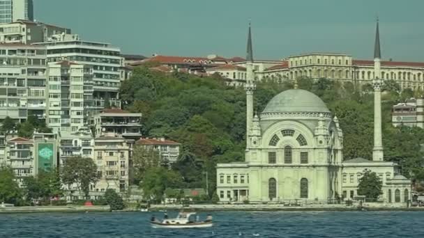 Dolmabahce moskee zeezicht — Stockvideo
