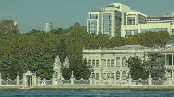 Dolmabahce Paleis zee kant — Stockvideo