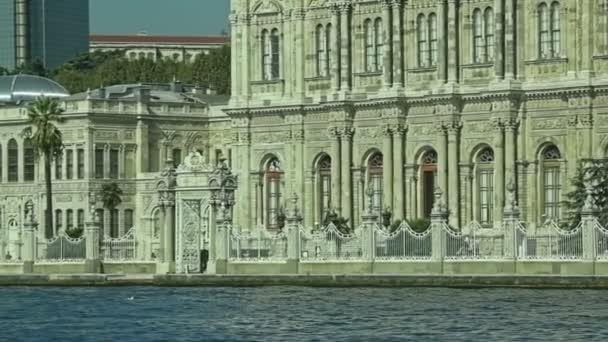 Dolmabahce Paleis ingang vanaf de zee — Stockvideo