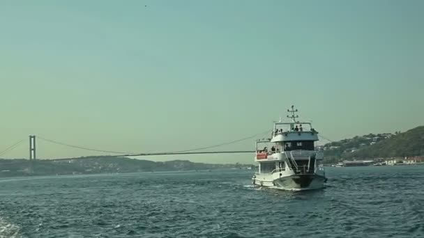 Tourist boat sails Bosphorus — Stock Video