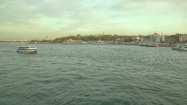 Turisttrafiken båtar i Istanbul — Stockvideo