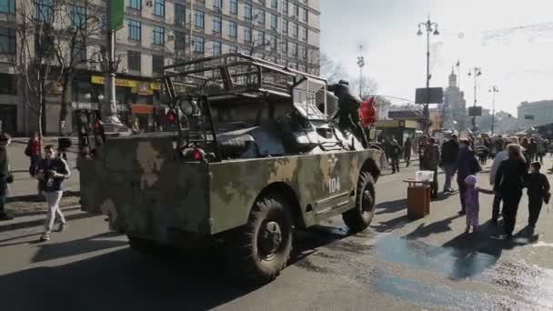 Euromaidan revolution in Kiev - Army vehicles still stands — Stock Video