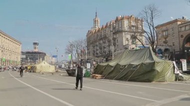 İnsanlar Maidan kare - Kiev Euromaidan devrim ziyaret