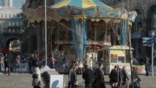 Kiev Maidan square yakınındaki Carusel — Stok video