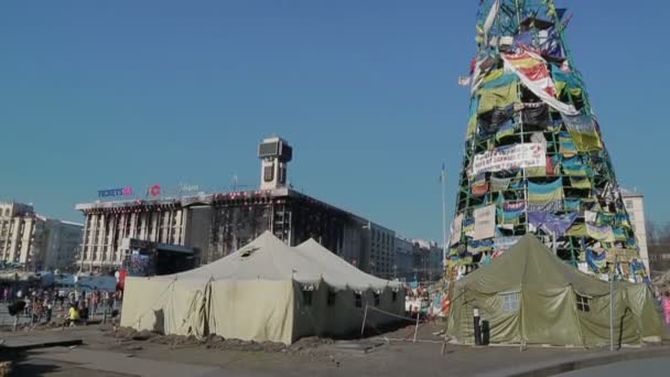 Barraca e árvore de Natal na praça Maidan coberto com mensagens — Vídeo de Stock