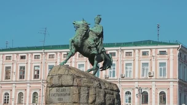 Pan van de Chmelnytsky-Monument naar St. Michaels klooster — Stockvideo