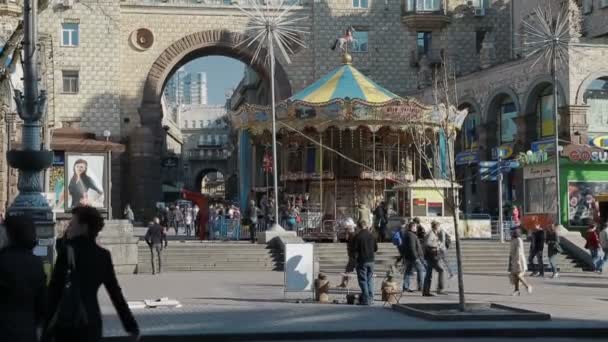 Karussell am Maidan-Platz in Kiew — Stockvideo