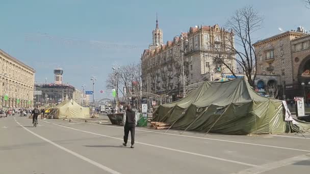 Lidé navštěvující Maidan náměstí - Euromaidan revoluce v Kyjevě — Stock video