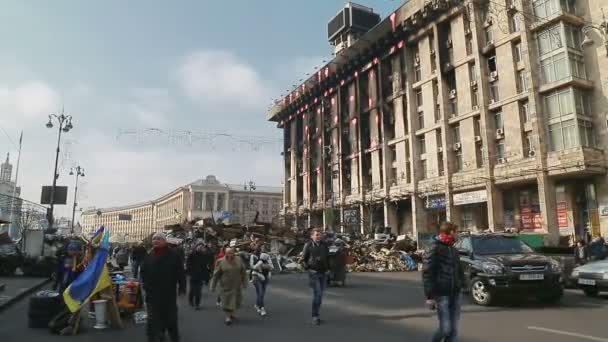 Lidé navštěvující Maidan náměstí - Euromaidan revoluce v Kyjevě — Stock video