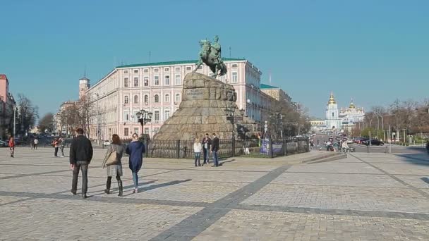 Pessoas visitando o Monumento Khmelnytsky em Kiev — Vídeo de Stock