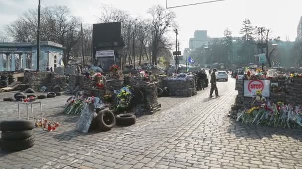 Barricades van de straat - Euromaidan revolutie in Kiev — Stockvideo