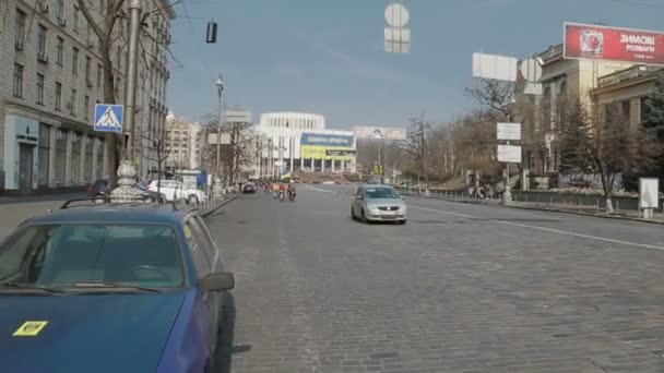 Grupo de ciclistas con banderas de Ucrania — Vídeo de stock