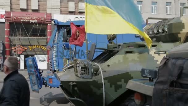 Грузовик полиции и военного транспортера - революция Евромайдана в Киеве — стоковое видео