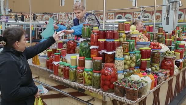 Venda de vegetais em conserva no mercado interno Kiev — Vídeo de Stock