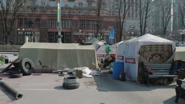 Zelte auf der Chreschtschatyk-Straße in der Nähe von Barrikaden, Kiew — Stockvideo