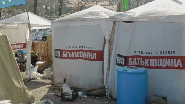 Zelte auf der Chreschtschatyk-Straße in der Nähe von Barrikaden, Kiew — Stockvideo