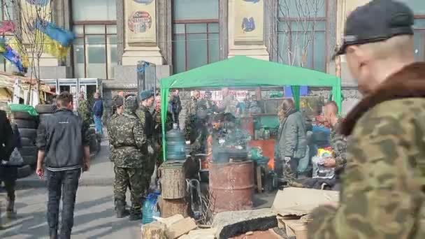 Cocina de campo en la plaza Maidan - Revolución Euromaidan en Kiev — Vídeo de stock