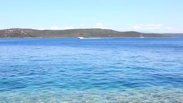 Costa azul del mar — Vídeo de stock