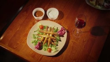 Sıcak ve yumuşak soslu taquitos.