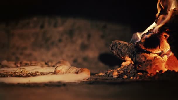 Pizza bakning inne i ugnen — Stockvideo