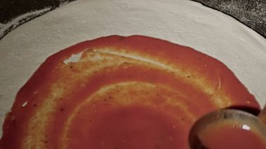 Malzemeler yerleştirerek pizza