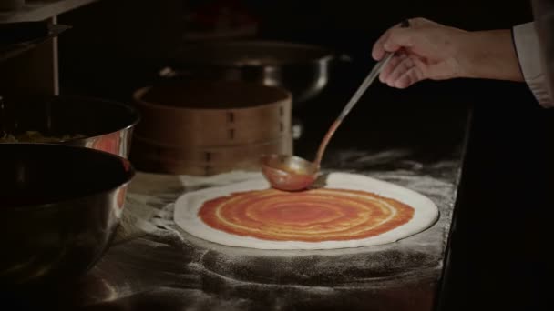 Malzemeler yerleştirerek pizza — Stok video