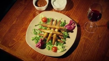 Sıcak ve yumuşak soslu taquitos.