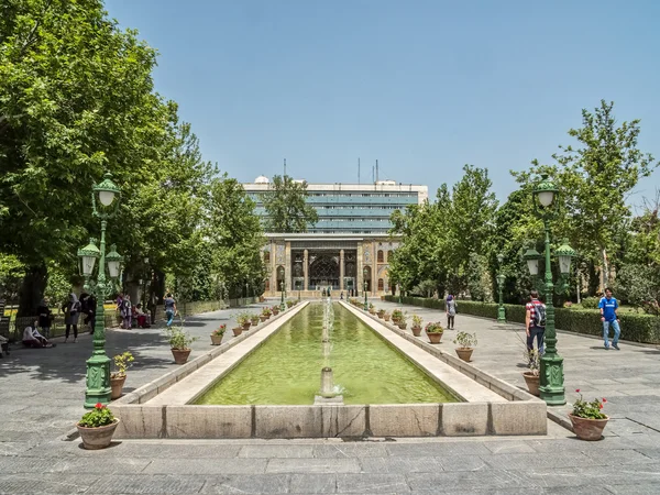 La fuente frente al Palacio de Golestán — Foto de Stock