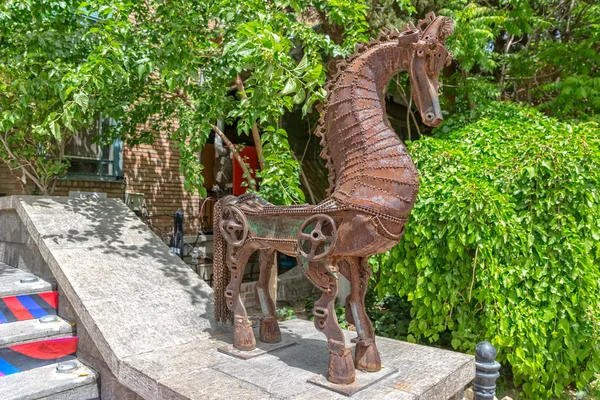 Escultura de caballo de metal —  Fotos de Stock