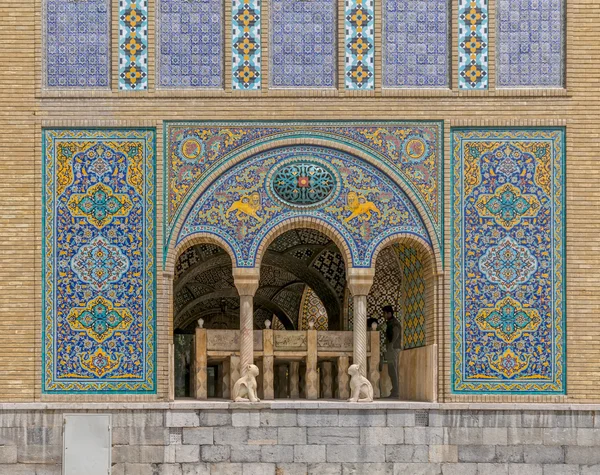 Murallas y ventanas con dibujos del palacio de Golestán — Foto de Stock