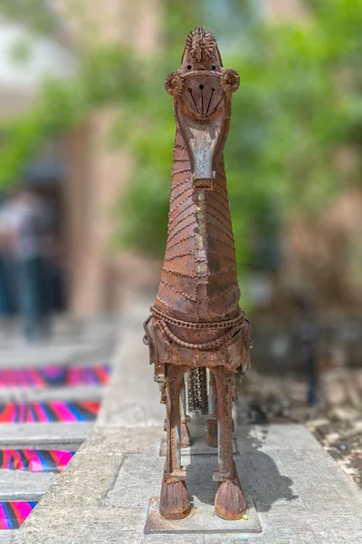 Escultura de cavalo de metal — Fotografia de Stock