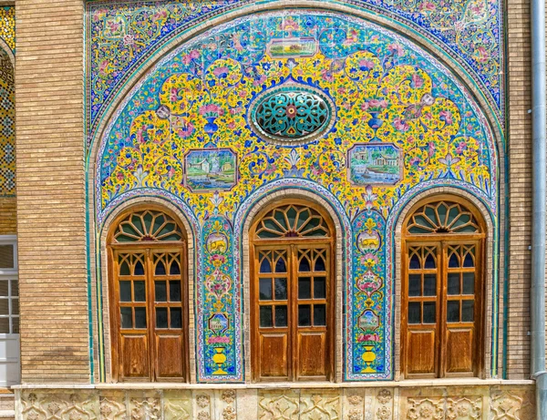 Windows och färgglada brickor av Golestan Palace — Stockfoto