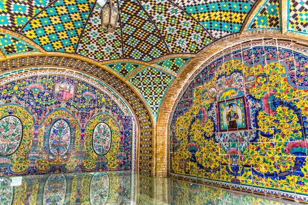 Murs à motifs du palais royal Golestan — Photo
