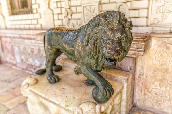 Lion statue in Golestan Palace — Stock Photo, Image