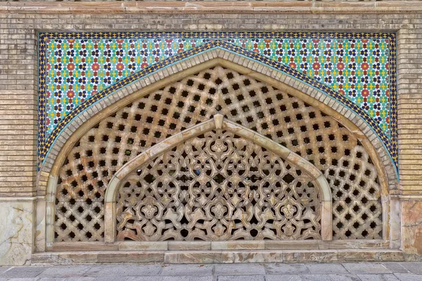 Na zewnątrz okna pałacu Golestan — Zdjęcie stockowe