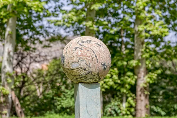 Bola de pedra em um dia de sol . — Fotografia de Stock