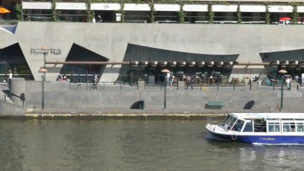 Barco turístico navegando por el edificio Hamer Hall — Vídeos de Stock