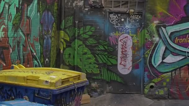 Красочные граффити в переулке Крофт в центре города — стоковое видео